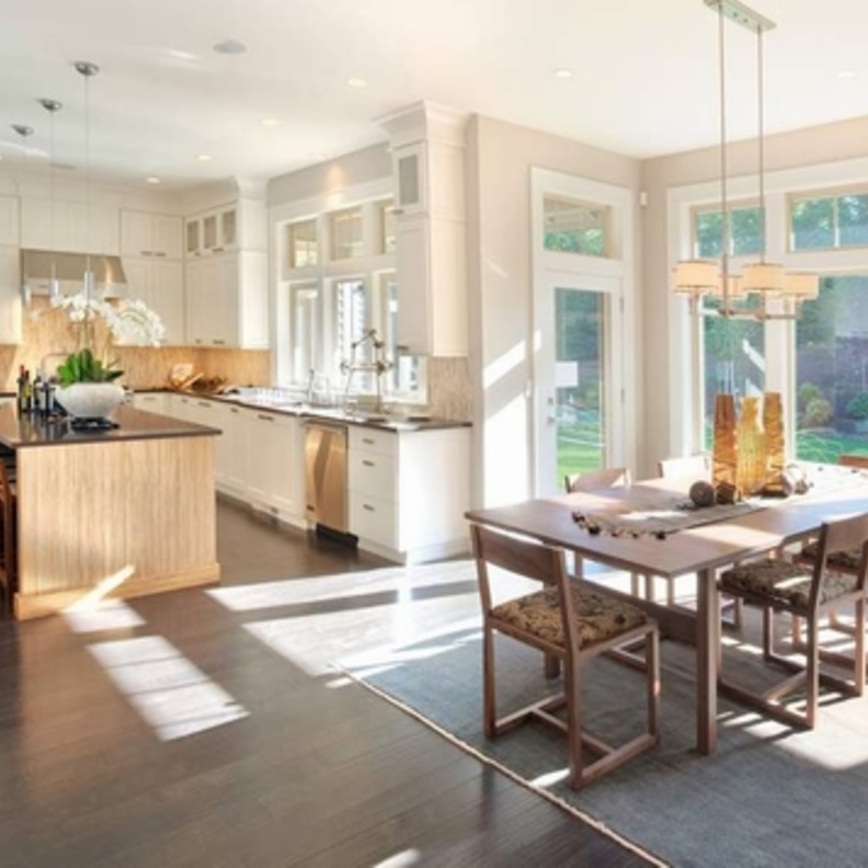 مطبخ وغرفة طعام بإضاءة كلاسيكية