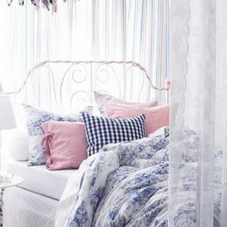 غرفة نوم منعشة للفتيات باللأبيض ووسائد روز وسماوي