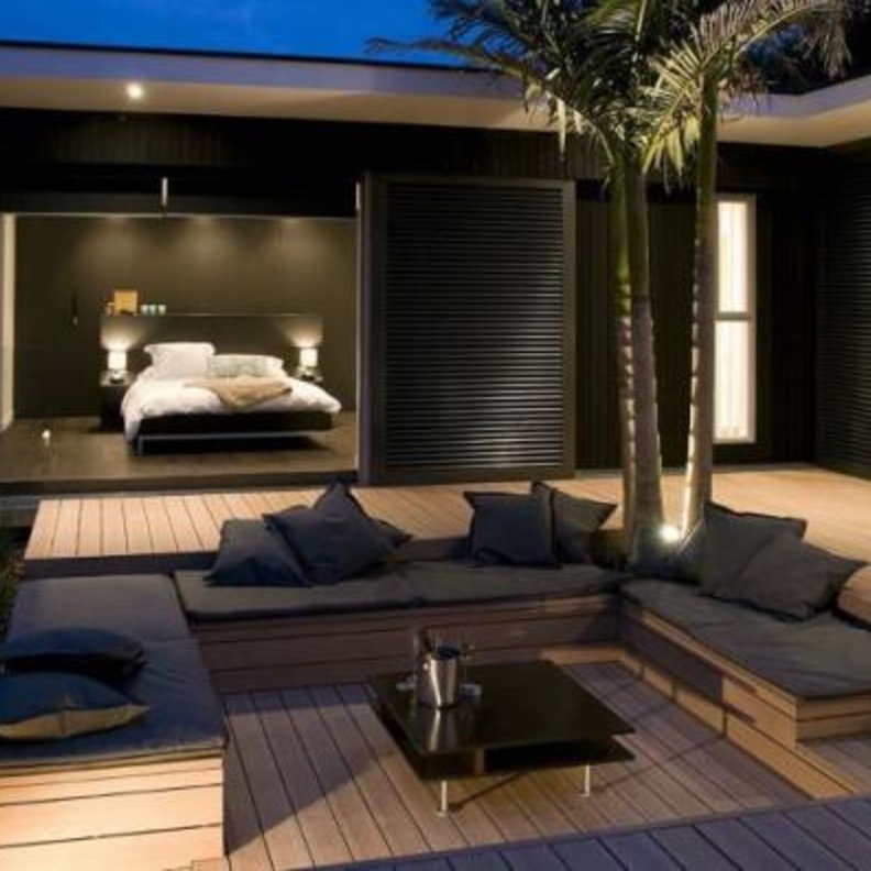 غرفة معيشة خارجية على الطراز الاستوائي