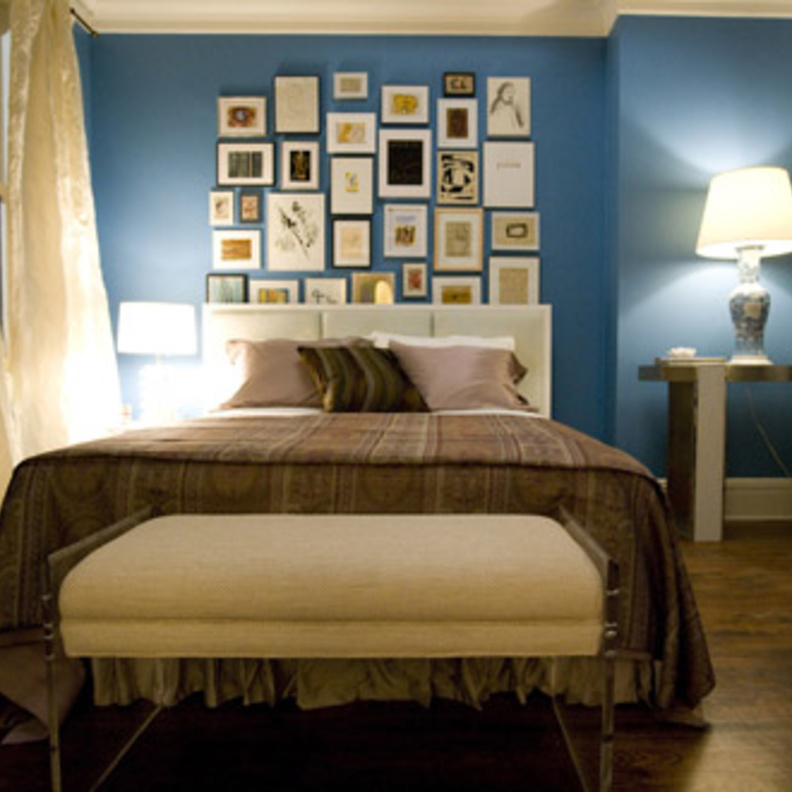 إذا كنتي من محبي الصور يمكنك عمل معرض جميل خلف السرير