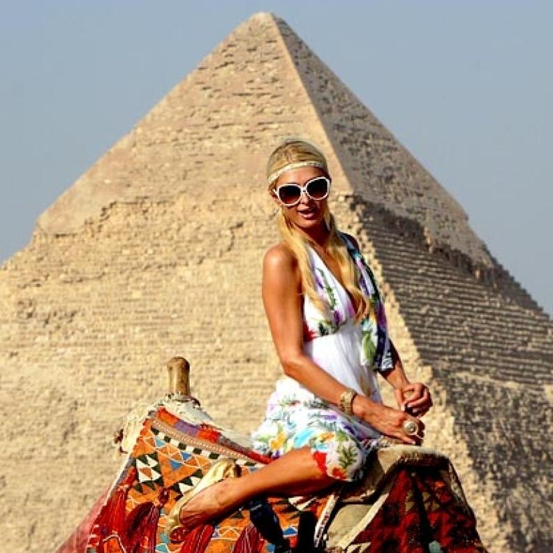 Paris Hilton وهي بالقاهرة عند الاهرامات
