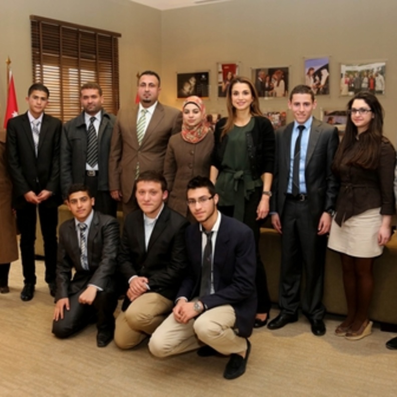 جلالة الملكة رانيا العبدالله خلال لقاء مع مشاركين وفائزين في مسابقة انتل العربية
