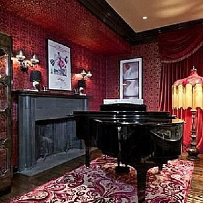 ركنة معيشة بها بيانو