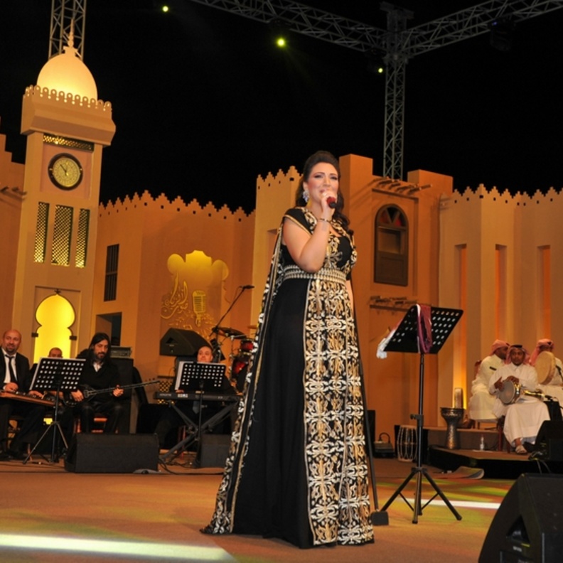 أسماء لمنور تغني في الدوحة