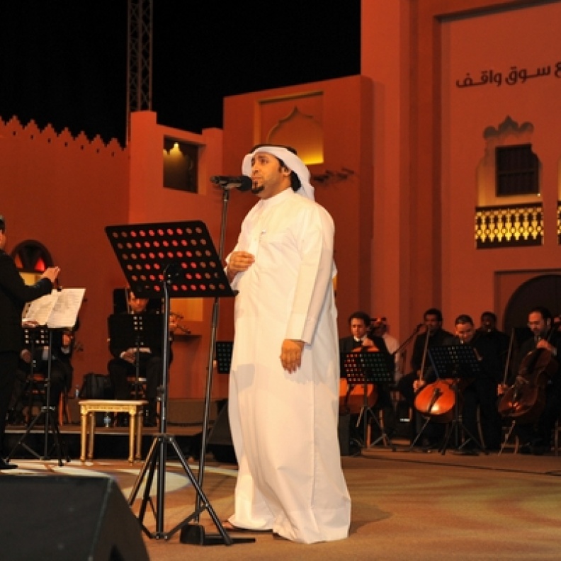 القيصر يغني على المسرح المكشوف في سوق من ليالي احتفالات مهرجان الربيع الغنائية