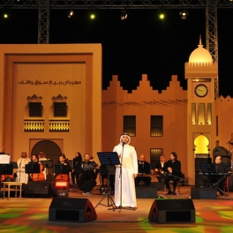 يغني الفنان السعودي نايف البدر في سوق واقف