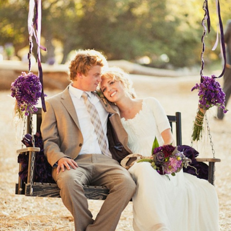 أرجوحة للعروسين مزينة بالورود