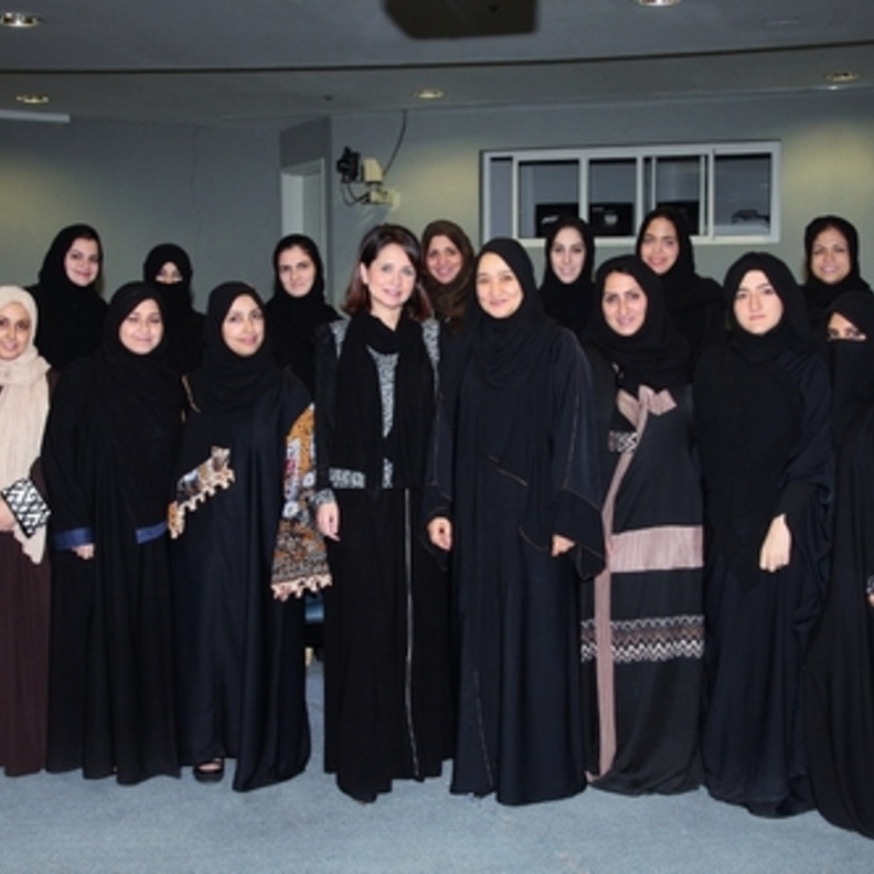 الخبيرة المصرفية عظيمة زهير خلال زيارتها لدار الحكمة