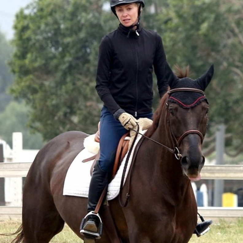 الممثلة الأسترالية Portia de Rossi تمتطي جوادها بإحدى حدائق لوس أنجلس