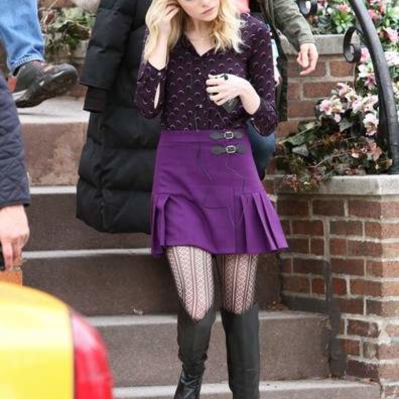 النجمة إيما ستون تحاول تعديل سماعات الأذن