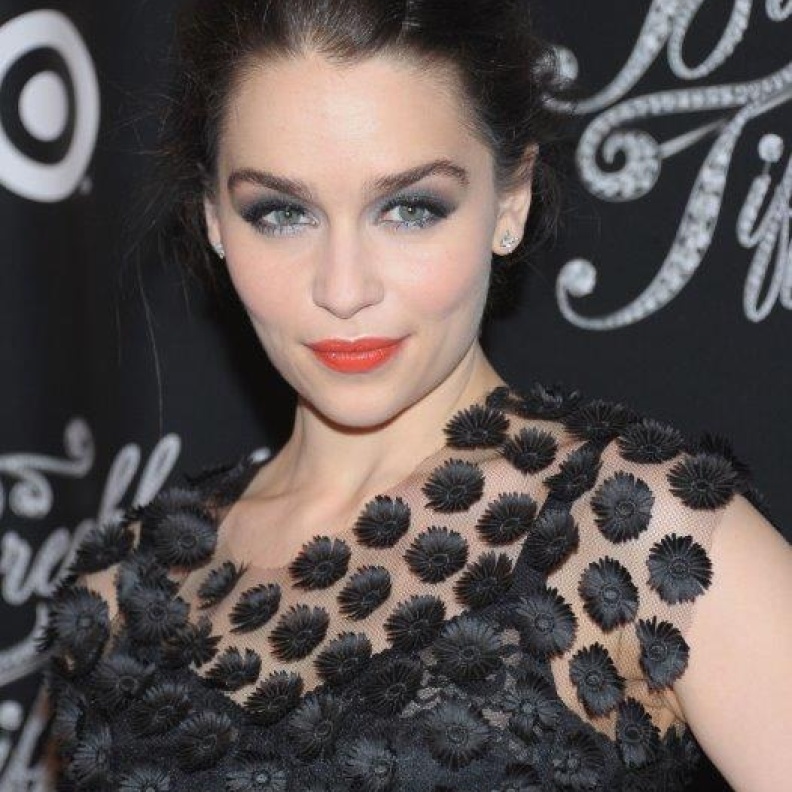 النجمة Emilia Clarke خلال حفل  Breakfast At Tiffany s  في نيويورك  