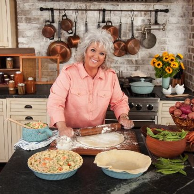 بولا دين في مطبخها