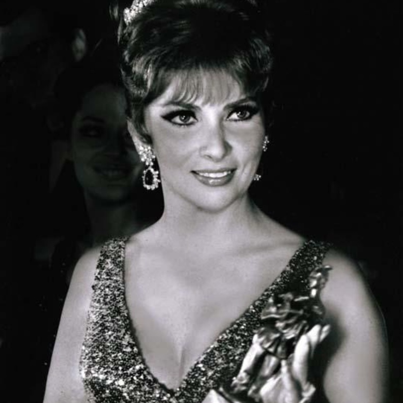 BVLGARI تلبس تاجاً وسواراً ماسياً من