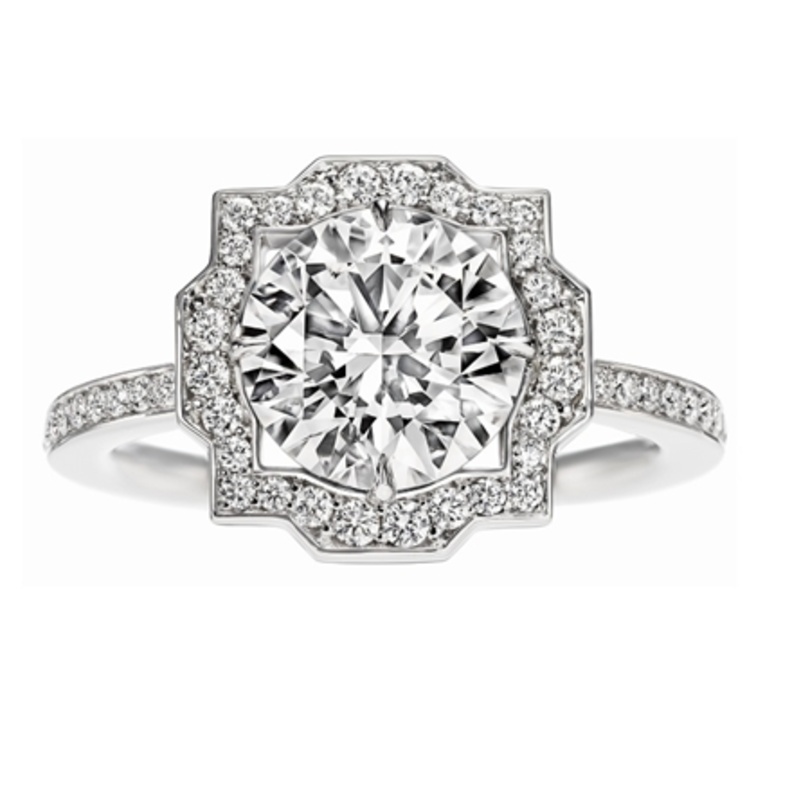 خاتم من ماسة كبيرة في قالب بلاتين وحولة ماسات صغيرة من مجموعة Belle