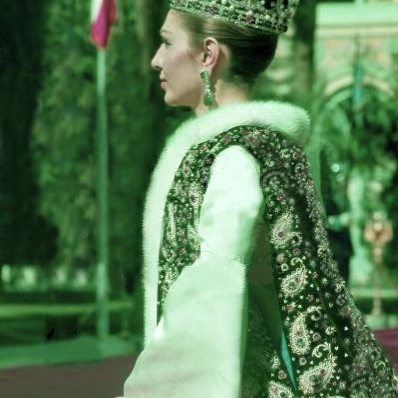 تاج تنصيبها امبراطورة مرصع بالماس والزمرد والؤلؤ والياقوت- Van Cleef & Arpels