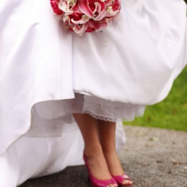 حذاء باللون البرتقالي