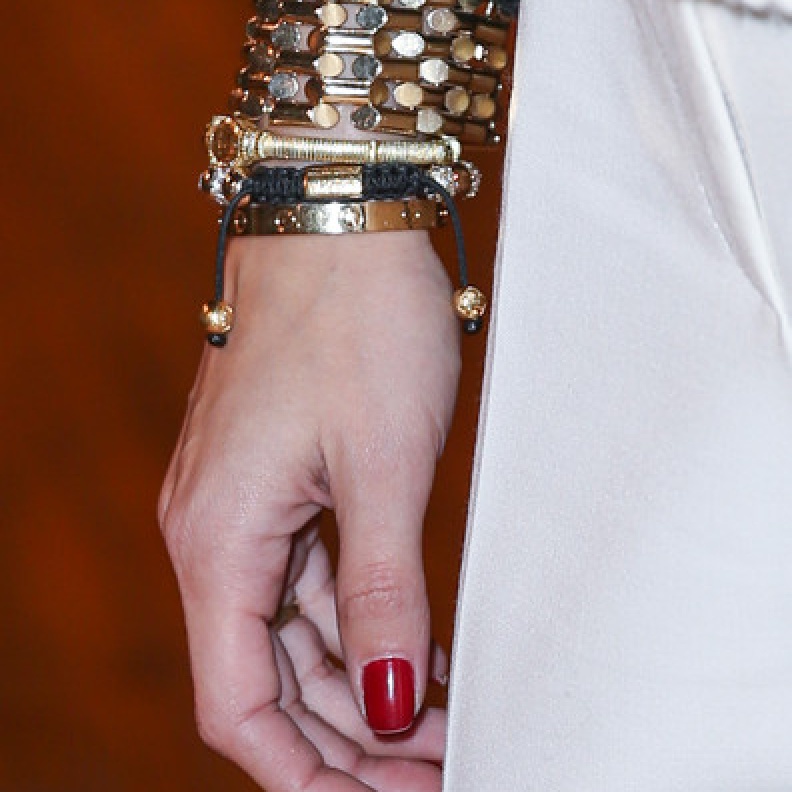 أوليفيا باليرمو ترتدي أساور ذهبية مختلفة