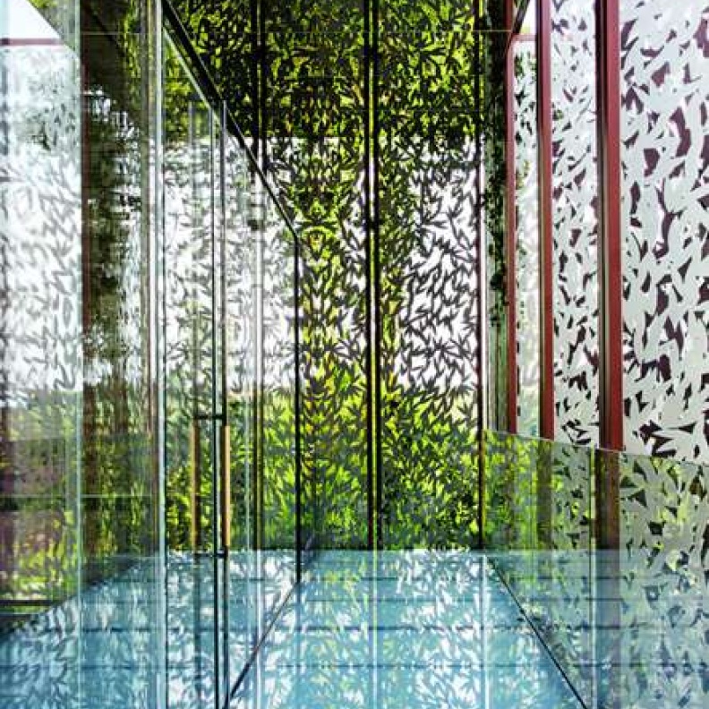 احد الاروقة الزجاجية في المنزل