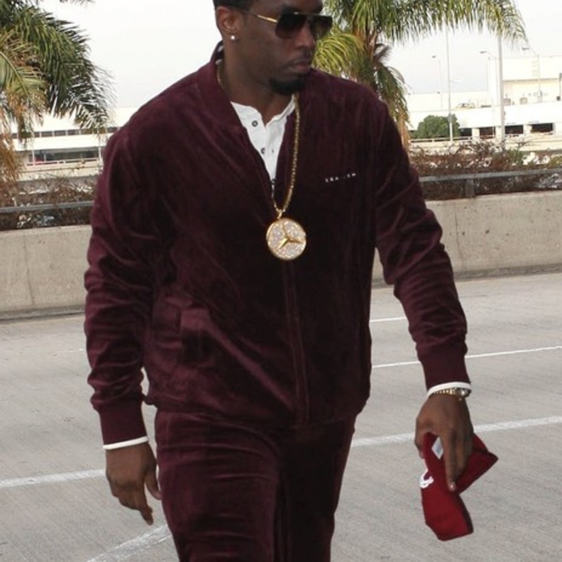 شون ديدي كومبز يرتدي حلقاً ماسياً وقلادة كبيرة من الذهب