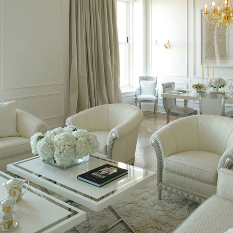 غرفة معيشة بيضاء فاخرة من تصميمات أثاث Versace