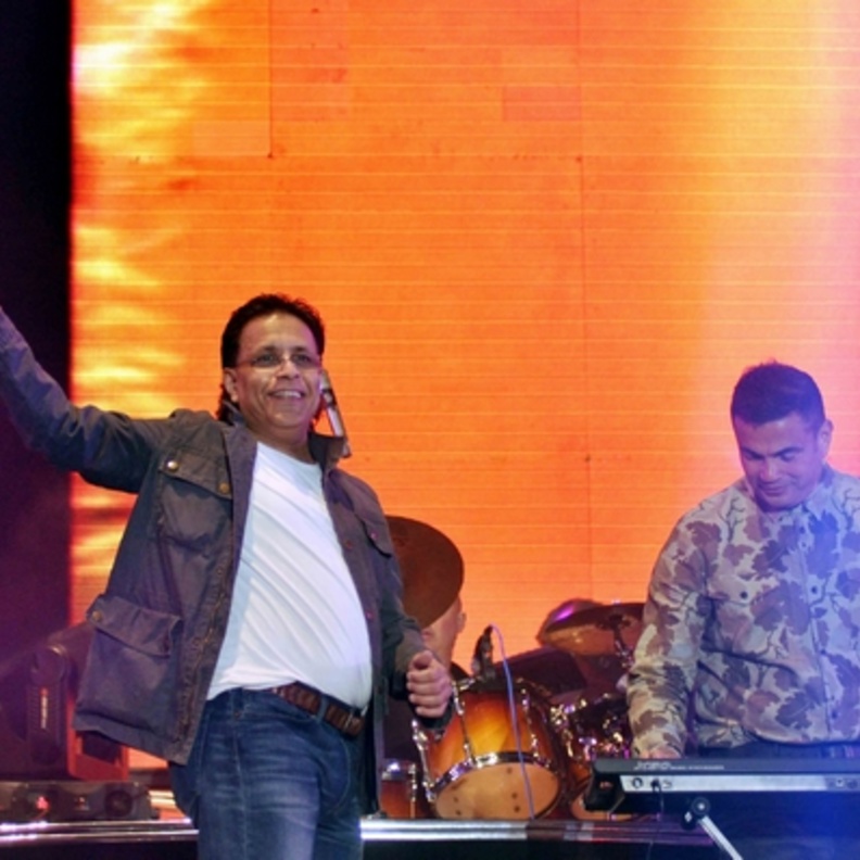عمرو دياب يلعب على آله الأورج