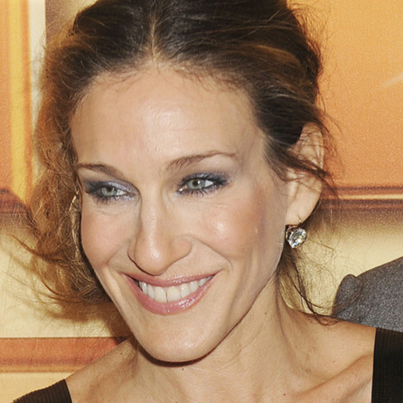 Fred Leighton باركر ترتدي أقراط أذن ماسية زنتها 7 قيراطاً من