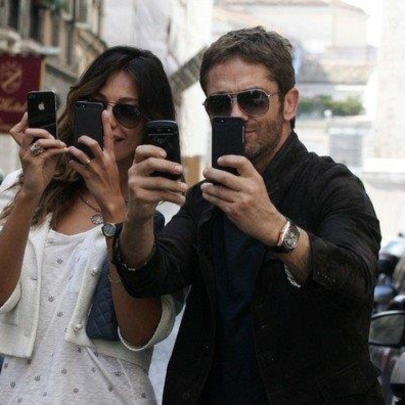 نجم هوليوود Gerard Butler برفقة صديقته Madalina Ghenea في العاصمة الإيطالية روما يحاولان أخذ صور تذكارية