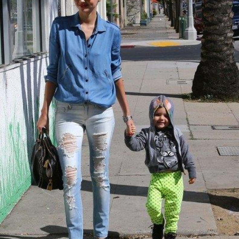  النجمة ميرندا كير مع ابنها في هوليوود