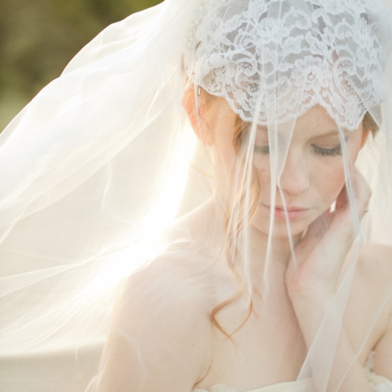 Vintage قبعة من الدانتيل وفوقها طرحة طويلة شفافة للعروس الـ