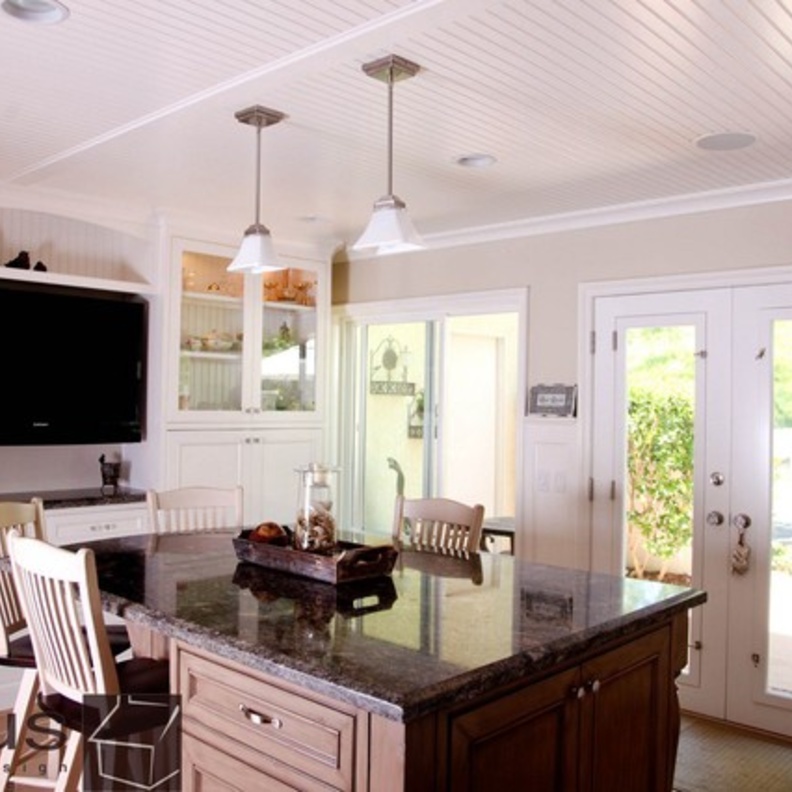 مطبخ يتألق باللون البيج المثير والجذاب من تصميم Christopher A Rose