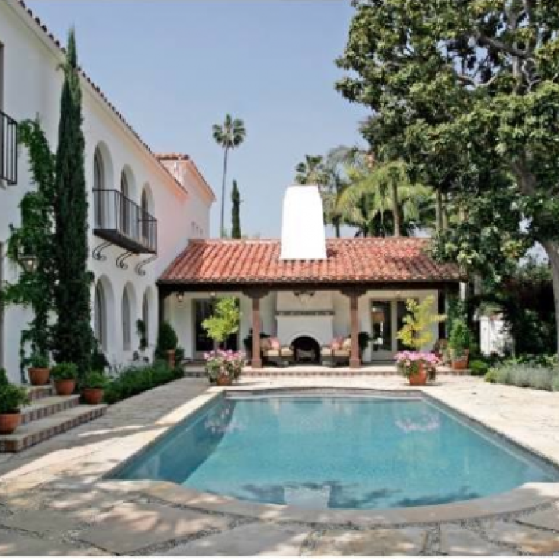 الحديقة وحمام السباحة