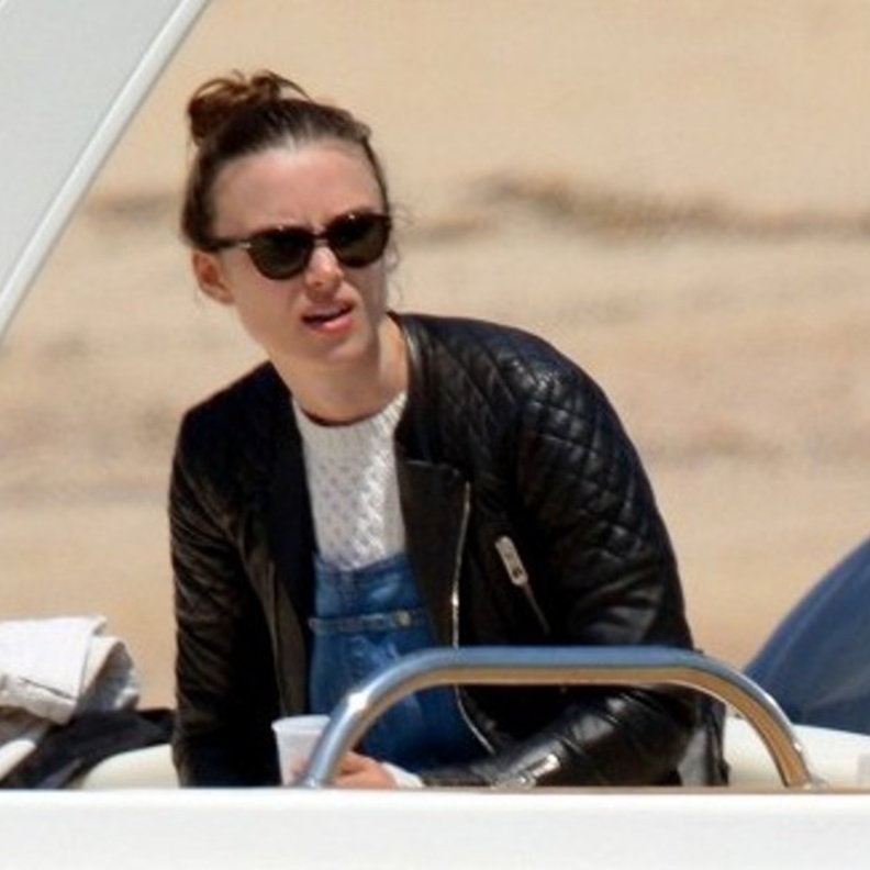 العروس كيرا نايتلي تحت أشعة شمس كورسيكا