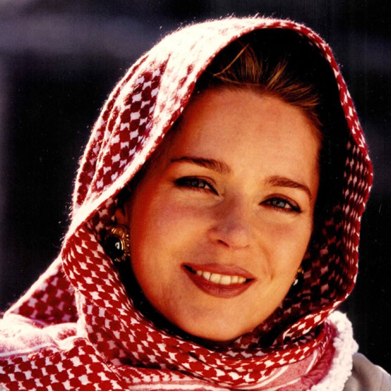 الملكة نور الحسين بالشال الأردني
