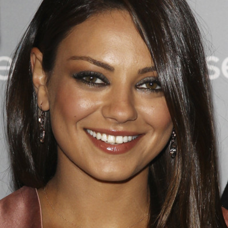 سلسلة رفيعة مع حبة ماس صغيرة هي الاقرب إلى ستايل ميلا كونيس