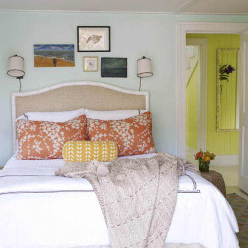 غرفة نوم بألوان متناسقة ورائعة بتداخل اللون المائي مع البرتقالي من تصميم John Willey