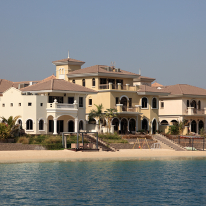 فيلات على شاطئ البحر في جزيرة النخلة جميرا في دبي