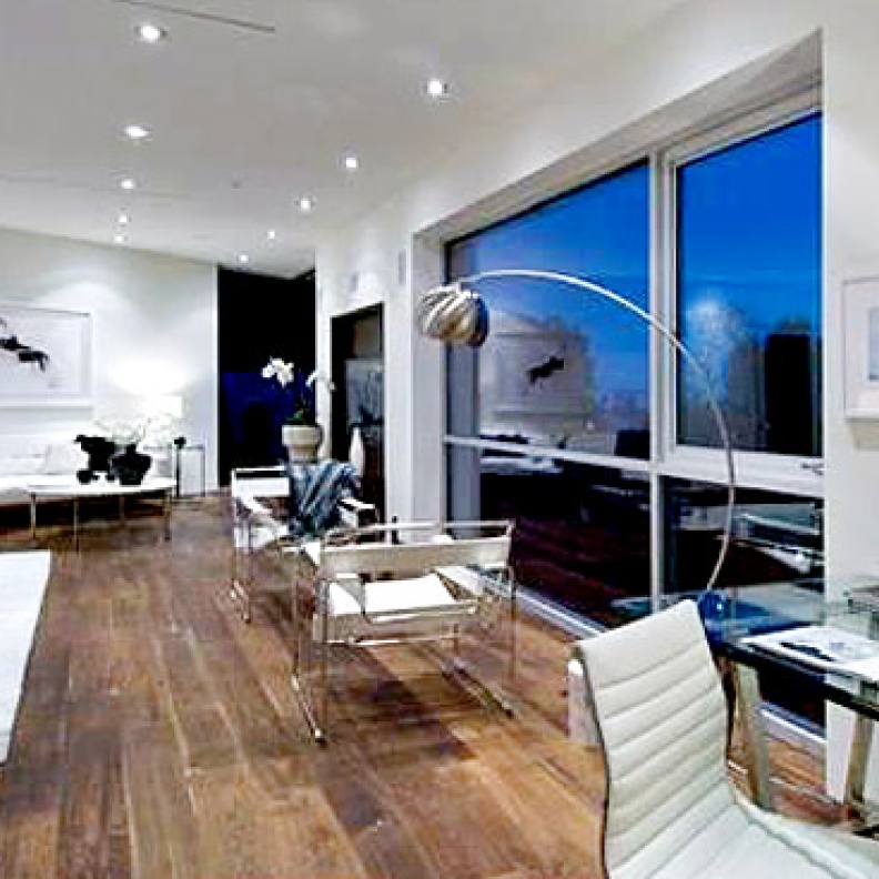 هيو هيفنر وكريستال هاريس يشتريان منزلا بـ5 ملايين