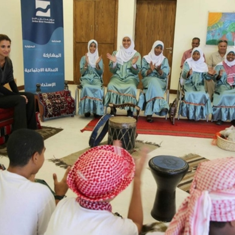  الملكة رانيا تستمع إلى عزف باستخدام آلة السمسمية قدمته فرقة براعم العقبة وذلك خلال زيارة إلى مركز الملكة رانيا العبدالله لتمكين المجتمعات