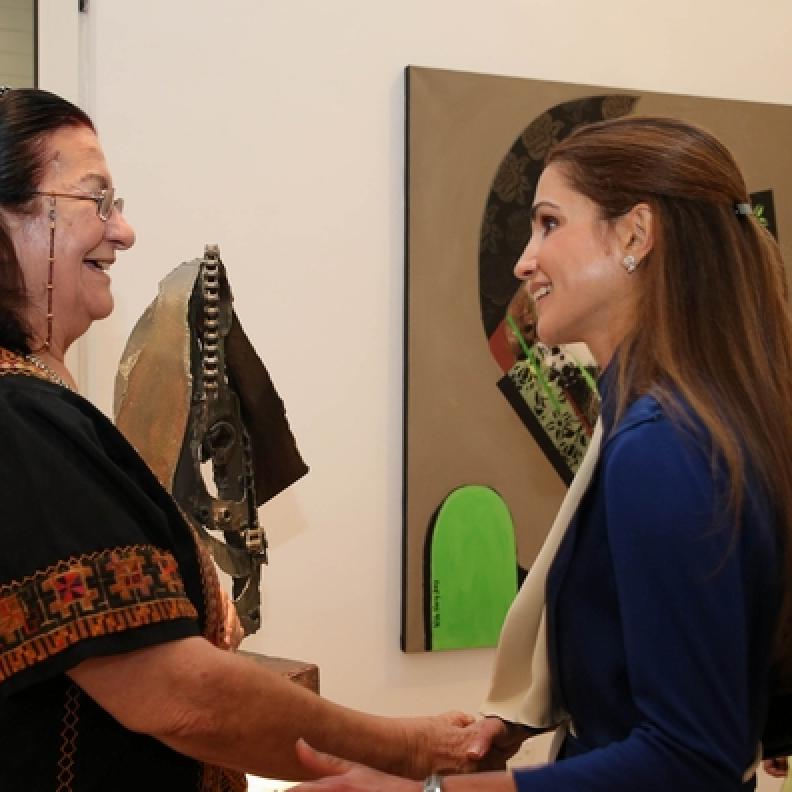 الملكة رانيا ترافقها الاميرة وجدان الهاشمي خلال افتتاح اكبر واشمل معرض فني اردني في المتحف الوطني الاردني للفنون الجميلة تحت عنوان "70 عاما من الفن الاردني المعاصر"