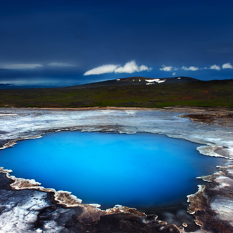 Blahver تجمع الأزرق بشكل لا يصدق في Hveravellir هو في الواقع ربيع حار الحرارة الجوفية في قلب أيسلندا.