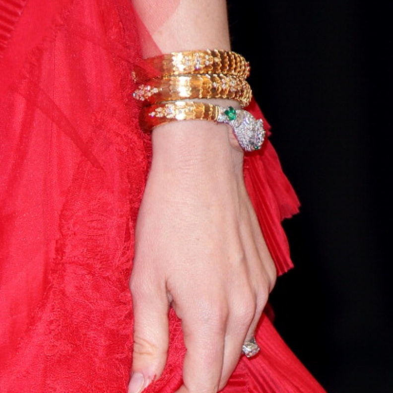 Bvlgari ايسلا فيشر تتألق بسوار وخاتم