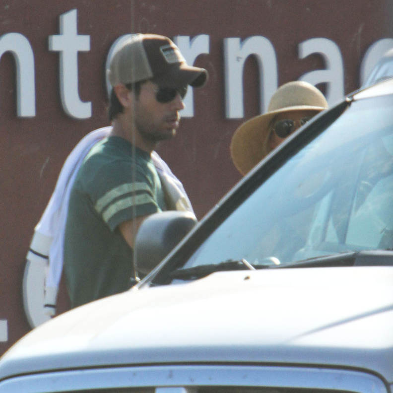 Enrique Iglesias & Anna Kournikova Arrive في كوبا