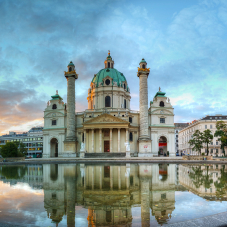 Karlskirche في فيينا، النمسا في الصباح عند شروق الشمس