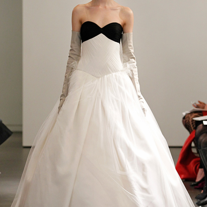 Vera Wang فستان ابيض واسع والصدر باللون الاسود