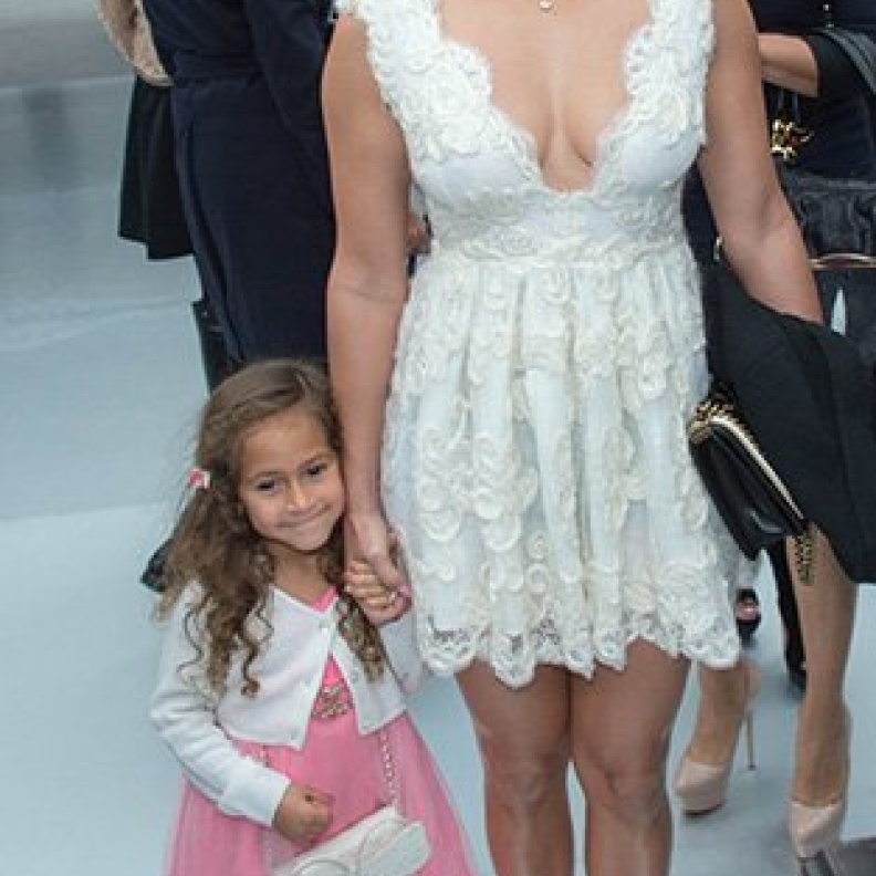 جي لو وابنتها