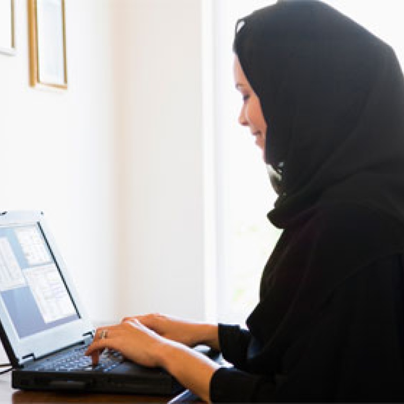 برنامج سعودي يتيح للأم متابعة أداء أبنائها داخل المدرسة!