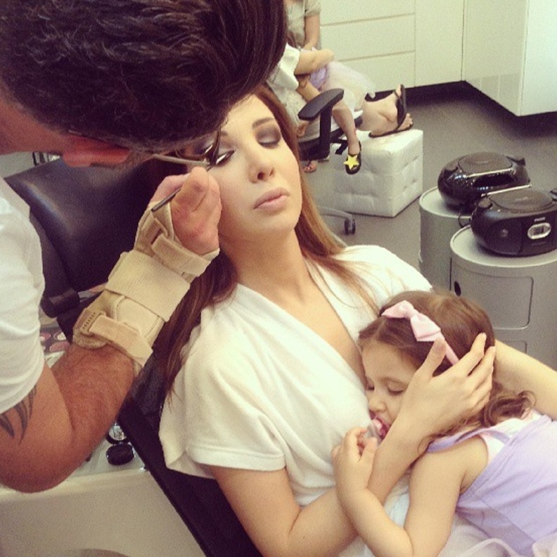 إيلا ابنة نانسي عجرم تستغرق في النوم بينما تستسلم نانسي لأنامل الماكيير السبت