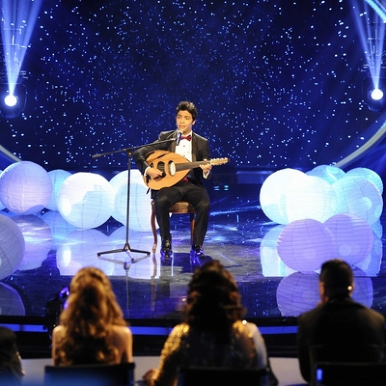 أحمد جمال يغني بالعود ويعيد أمجاد الزمن الجميل