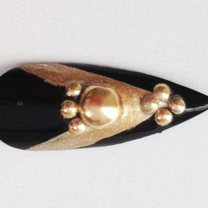 الأظفر الاكريليك الضائع من اللايدي غاغا