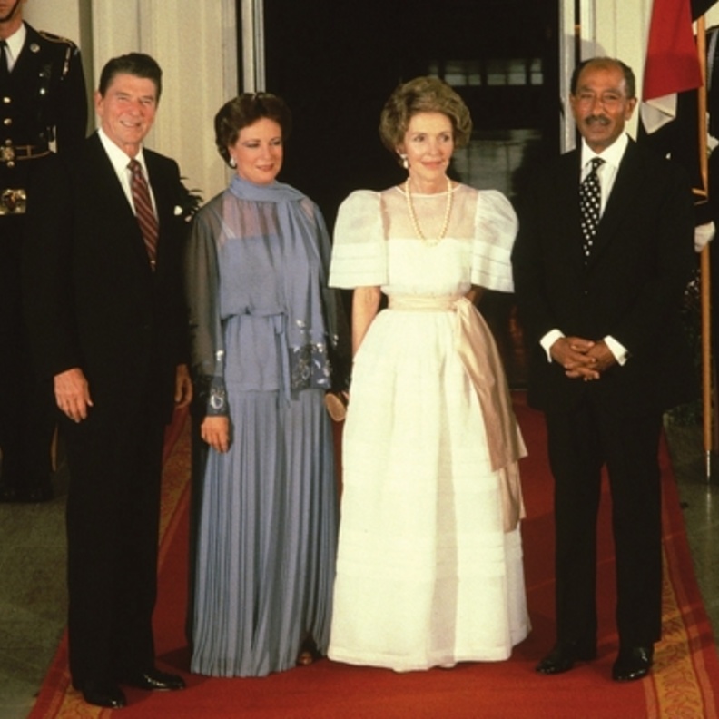 الرئيس الراحل انور السادات وجيهان السادات ورونالد ريغان وزوجته